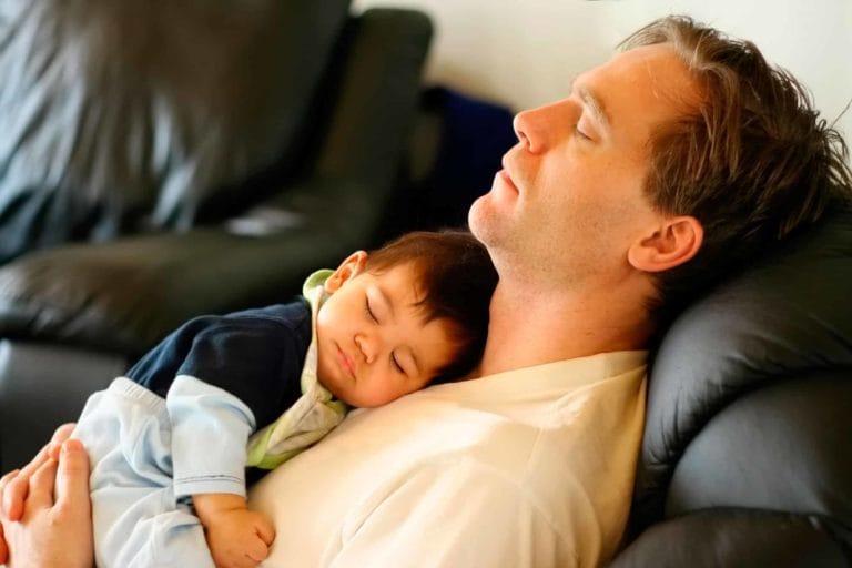 père et fils en train de dormir