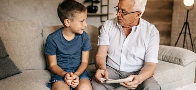 grand père discutant avec le petit fils